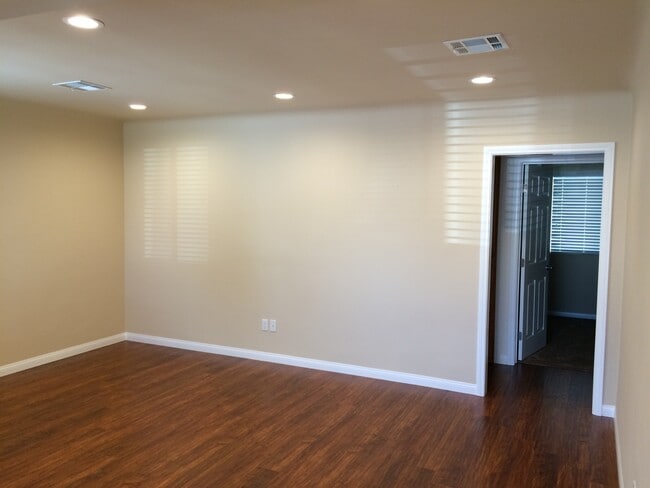 Building Photo - TWO BEDROOM LAKEWOOD HOME AVAILABLE FOR YOU--CALL US TODAY!