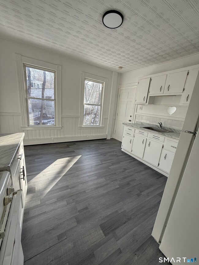 Building Photo - 64 Irion St Unit 2nd Floor