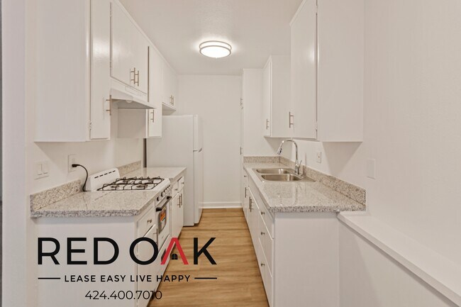 Photo - Incredible One Bedroom with Kitchen Applia... Unit 3