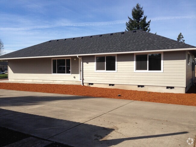 Building Photo - 3 bedroom, 2 bathroom Springfield Home ~ N...