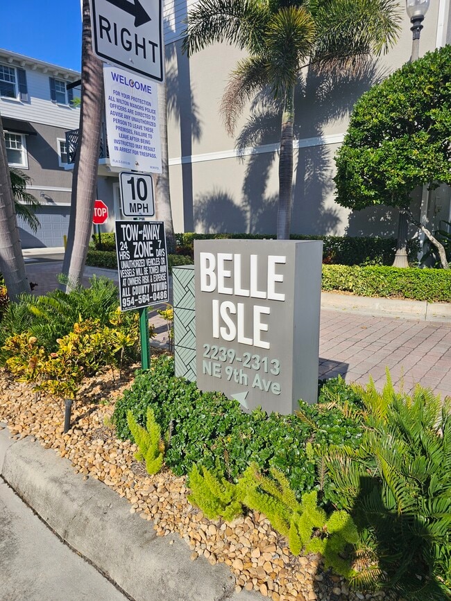 Building Photo - 2309 NE 9th Ave