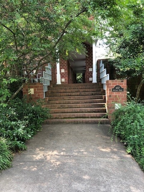 Building Photo - 407 McCauley St Unit D