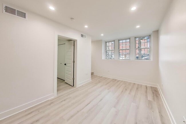 Photo - 1437 W Oakdale Ave Unit G