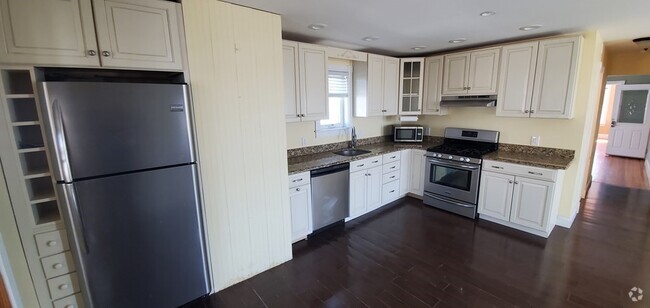 Building Photo - 728 Bennington St Rental