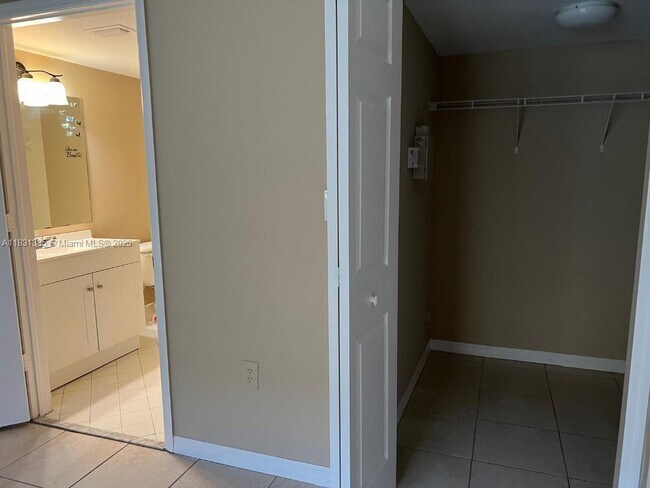 Photo - 945 NE 33rd Terrace Unidad 101