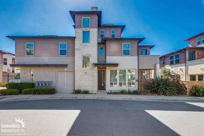 Building Photo - Modern 3Bdm 2.5Ba Townhome in the Heart of...