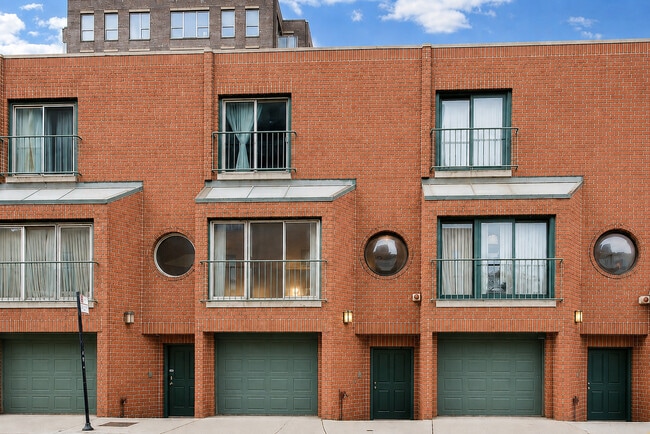Building Photo - 171 W Goethe St Unit B