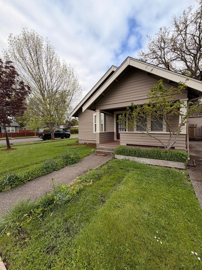 Building Photo - Corner lot 2-bedroom Bungalow