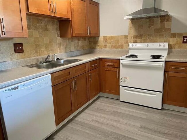 Kitchen view 3 - 3117 Colonial Way Unit J