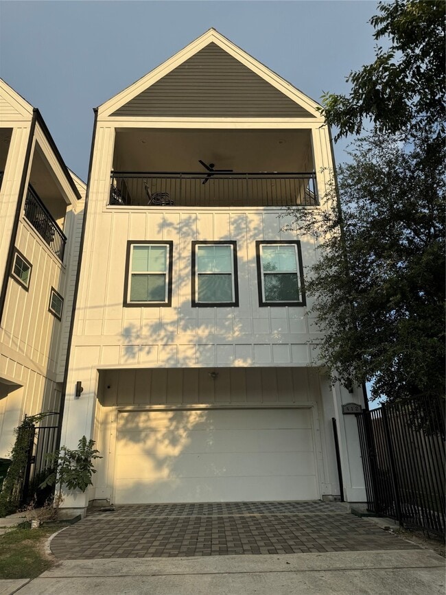 Building Photo - 412 N Live Oak St Rental