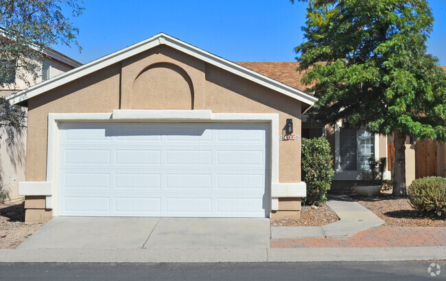 Building Photo - 3 Bedroom/2 Bathroom Rental