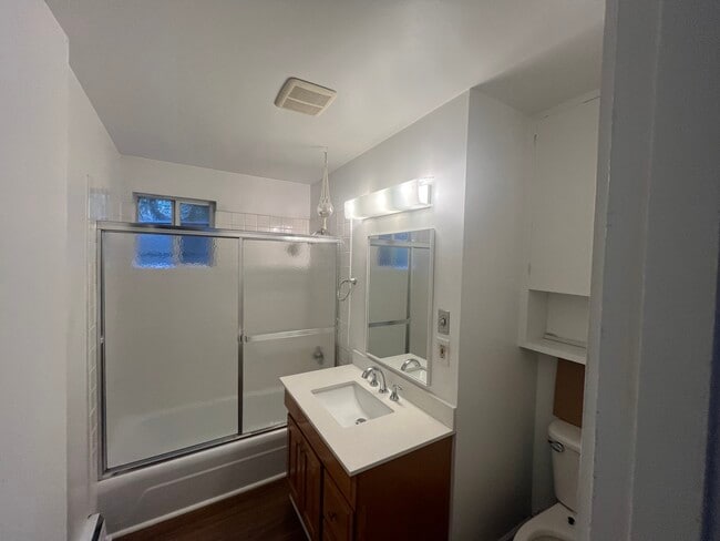 Photo - 3136 Portage Bay Plz E Unidad A