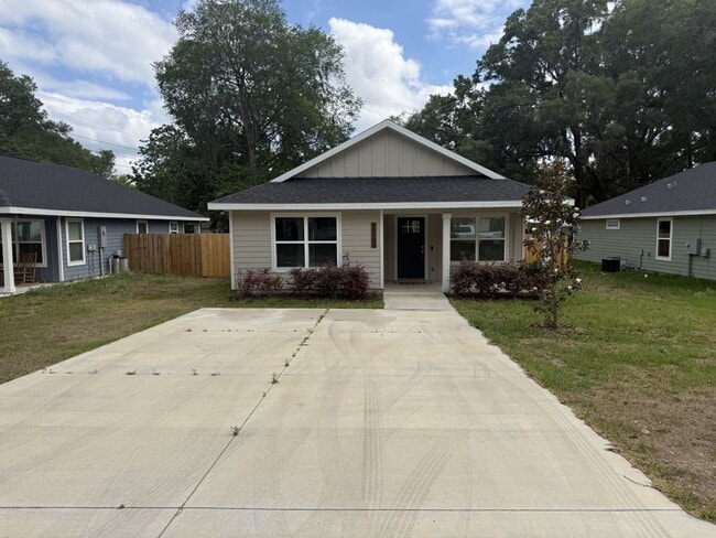 Building Photo - 3 Bedroom 2 Bath In Alachua