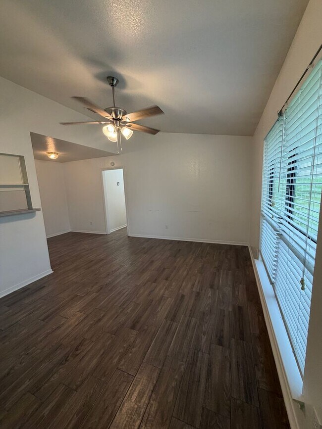 Photo - 802 Hackberry St