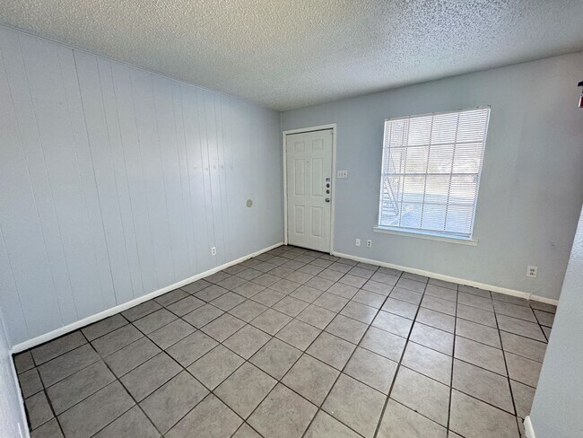 Photo - 1405 N Gray St Unidad 07