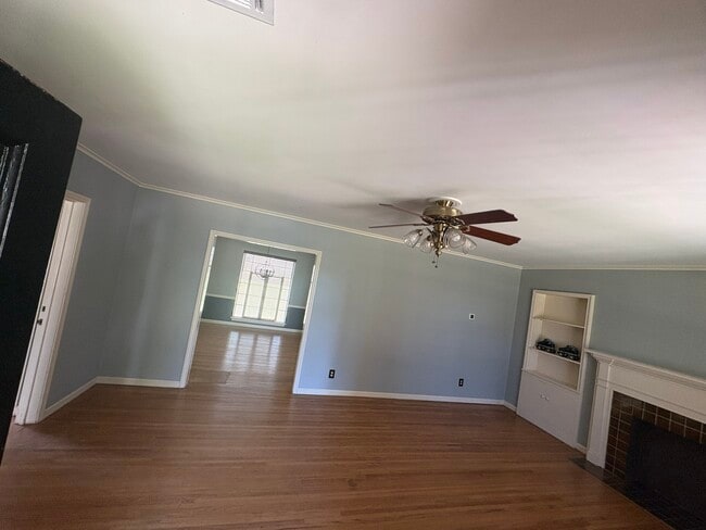 Main living from front door view - 1605 Cherokee Pl