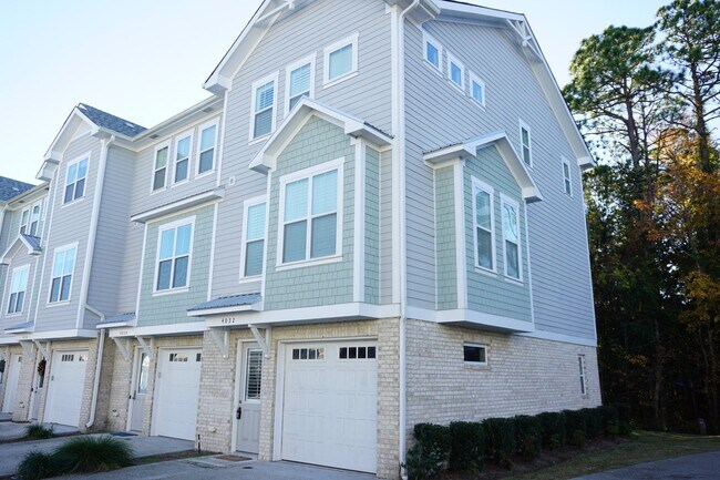 Photo - 3BR/3.5BA End Unit Townhome in Summerwalk!...