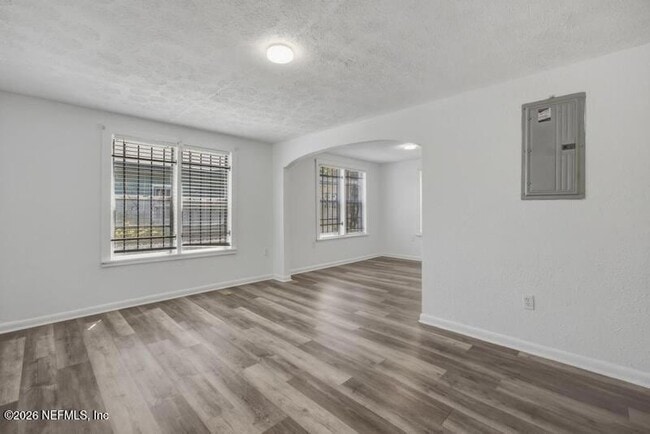 1216 W 24th St