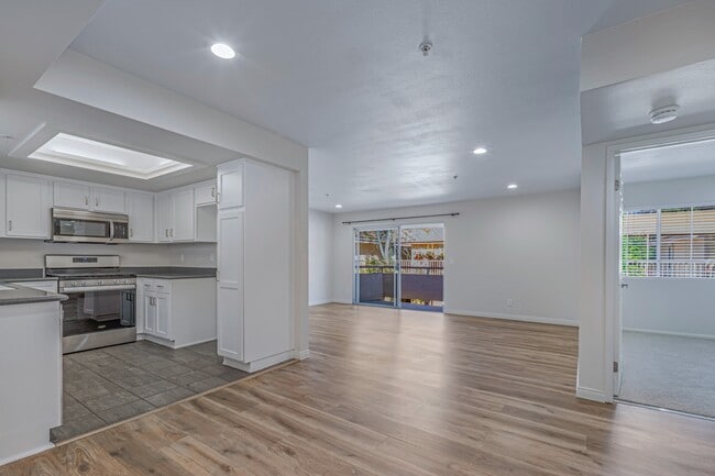 Building Photo - 449 N Catalina Ave