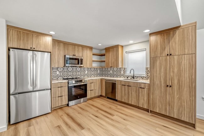 Building Photo - New Construction 2Bed/2Bath with Roof Top View of Green Lake!