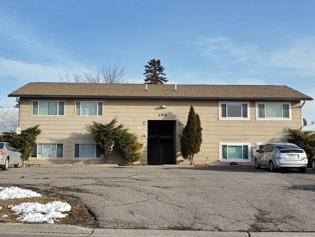 Building Photo - 2 bedroom, 1 bathroom Apt