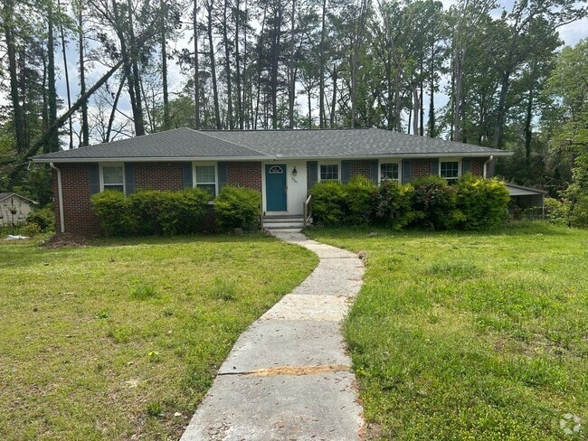 Building Photo - Lovely 3 Bedroom home