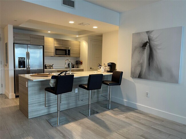 Photo - 121 NE 34th St Unidad 2802