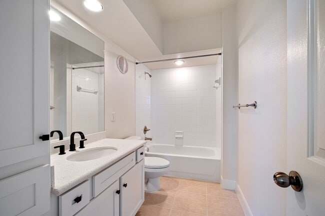 Building Photo - Modern Condo Living Near Downtown Austin & Movie House Theater Unit 637