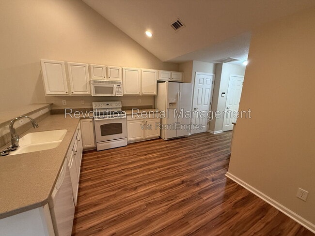 Photo - 302 Gladstone Dr