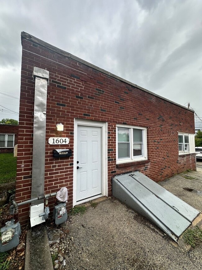 Building Photo - 1604 E Macdade Blvd Unit rear