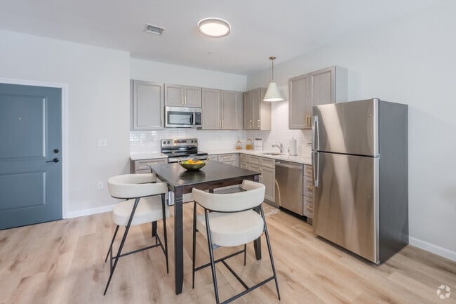 1BR, 1BA - 720SF - Kitchen - 446 Waterman Ave