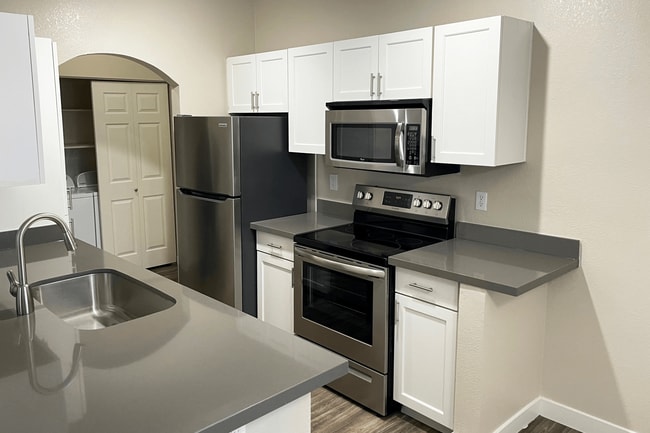 Cocina renovada* - Pinnacle Highland Apartments