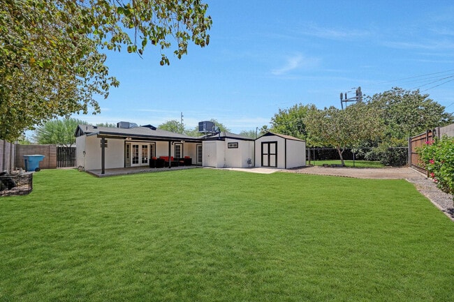 Building Photo - 224 W Glenrosa Ave