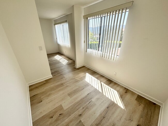 Photo - 555 Oak St Unit 301