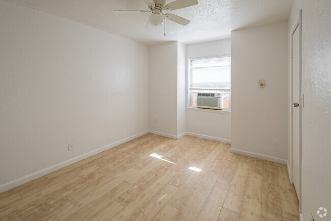 1BR, 1BA - 700SF - Bedroom