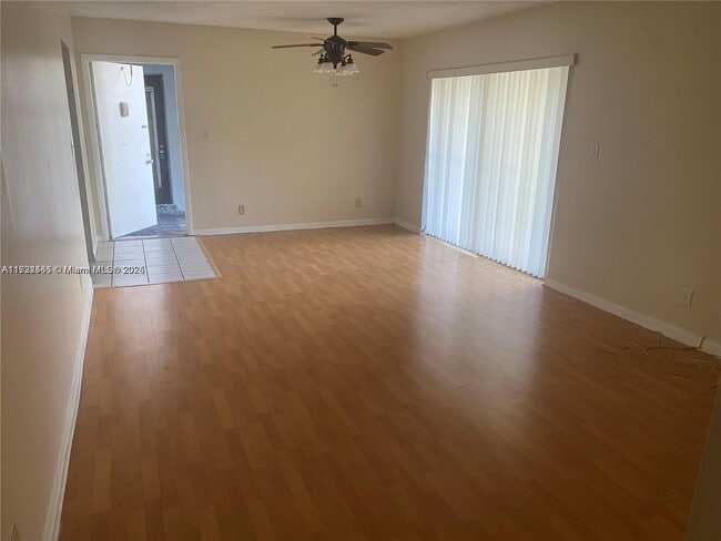 Photo - 335 W Laurel Dr Unit 1M