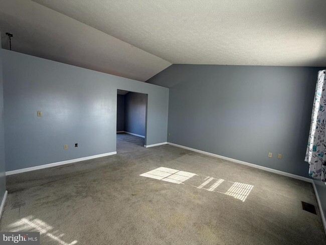 Photo - 104 New Kent Ct