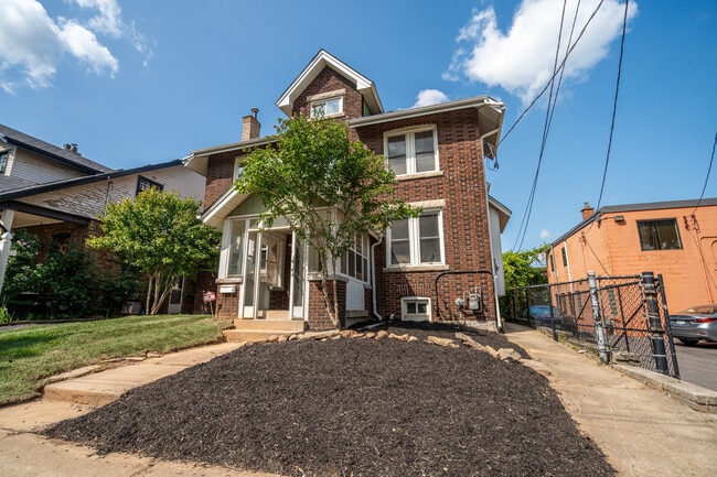 Building Photo - Spacious 2 Bedroom Unit 1
