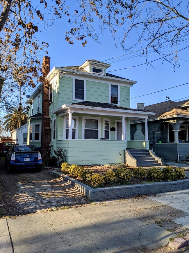 Photo - 327 E St John St