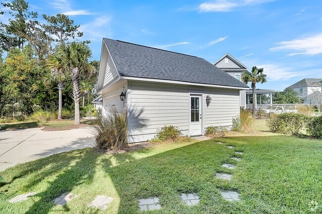 Building Photo - Gorgeous Carolina Park Home on a Corner Lot