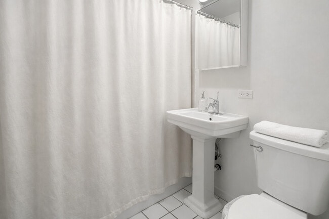 Photo - 677.5 W Wrightwood Ave Unit 2N