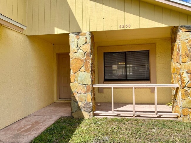 Photo - 5205 Dublin Pl