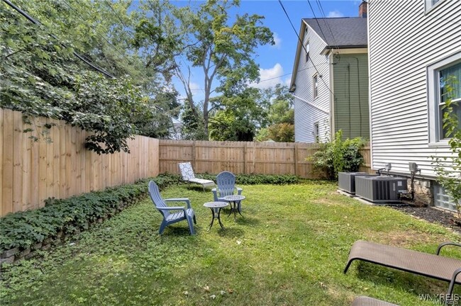 Building Photo - 146 Lancaster Ave