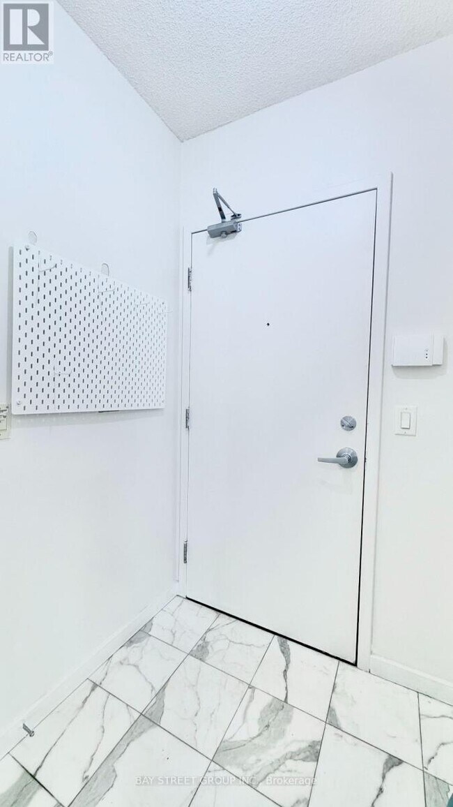 Photo - 218 Queens Quay W Unité 604