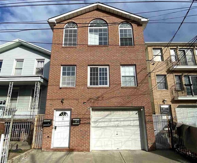 Building Photo - 36 Jewett Ave Unit 2