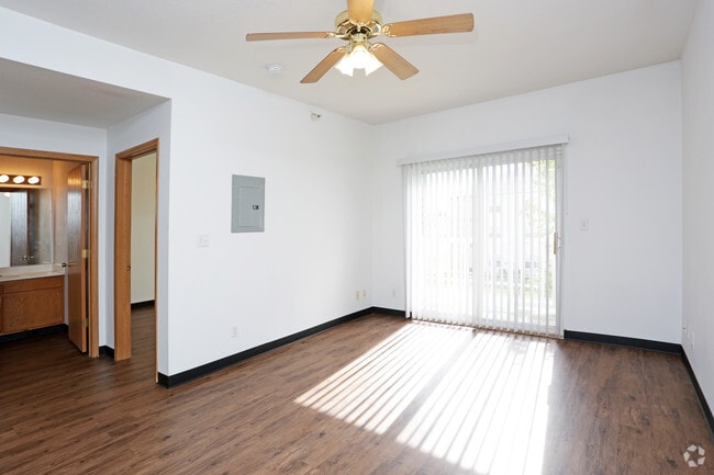 1BR, 1BA - 688 SF - Living Room