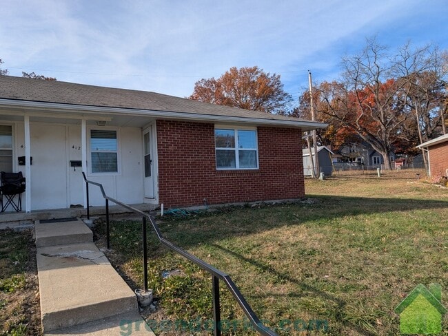 Building Photo - 412 Holiday Dr