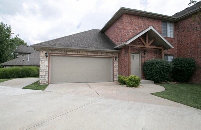 Building Photo - 3 bed 2.5 bath in Chesterfield Village in Springfield