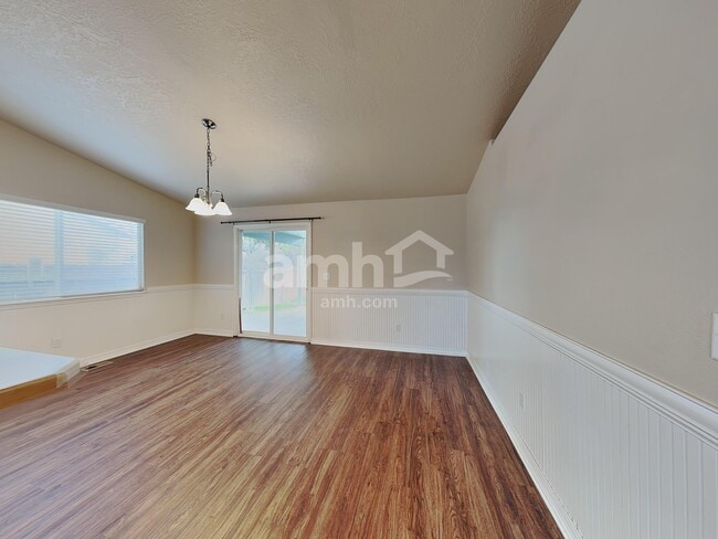 544 N Locust Ave