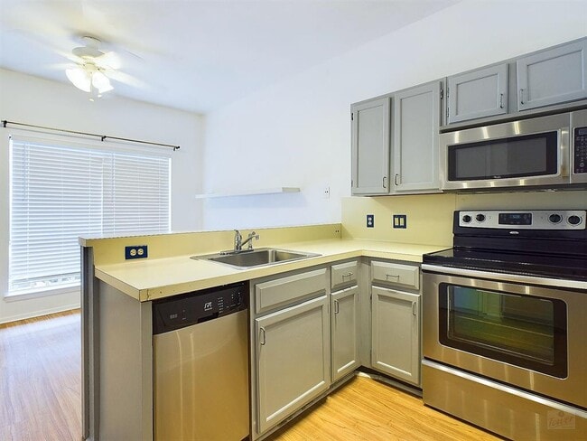 Building Photo - 2210 Pearl St Unit 204